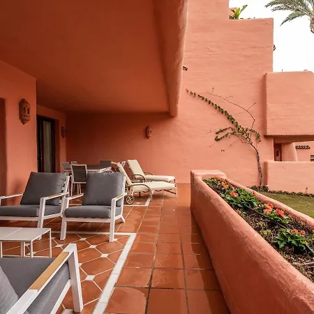 Mediterranean Bliss - 3 Bedroom Ground Floor 아파트