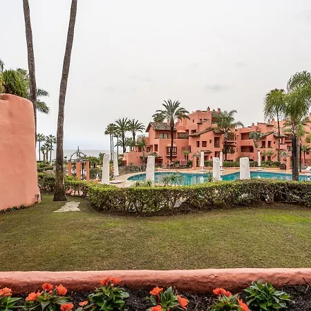 Mediterranean Bliss - 3 Bedroom Ground Floor 아파트